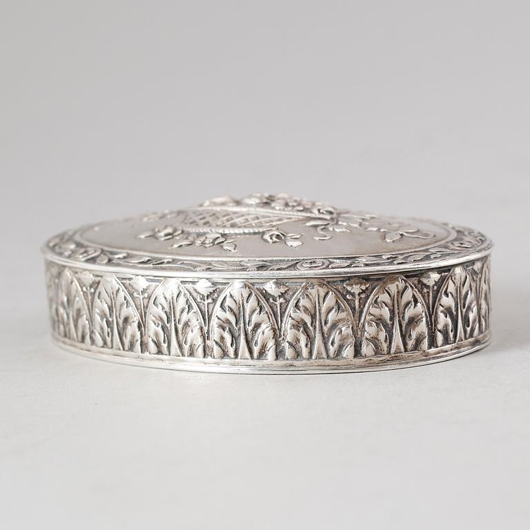 DOSA, silver, importstämplar. Vikt 96 g.