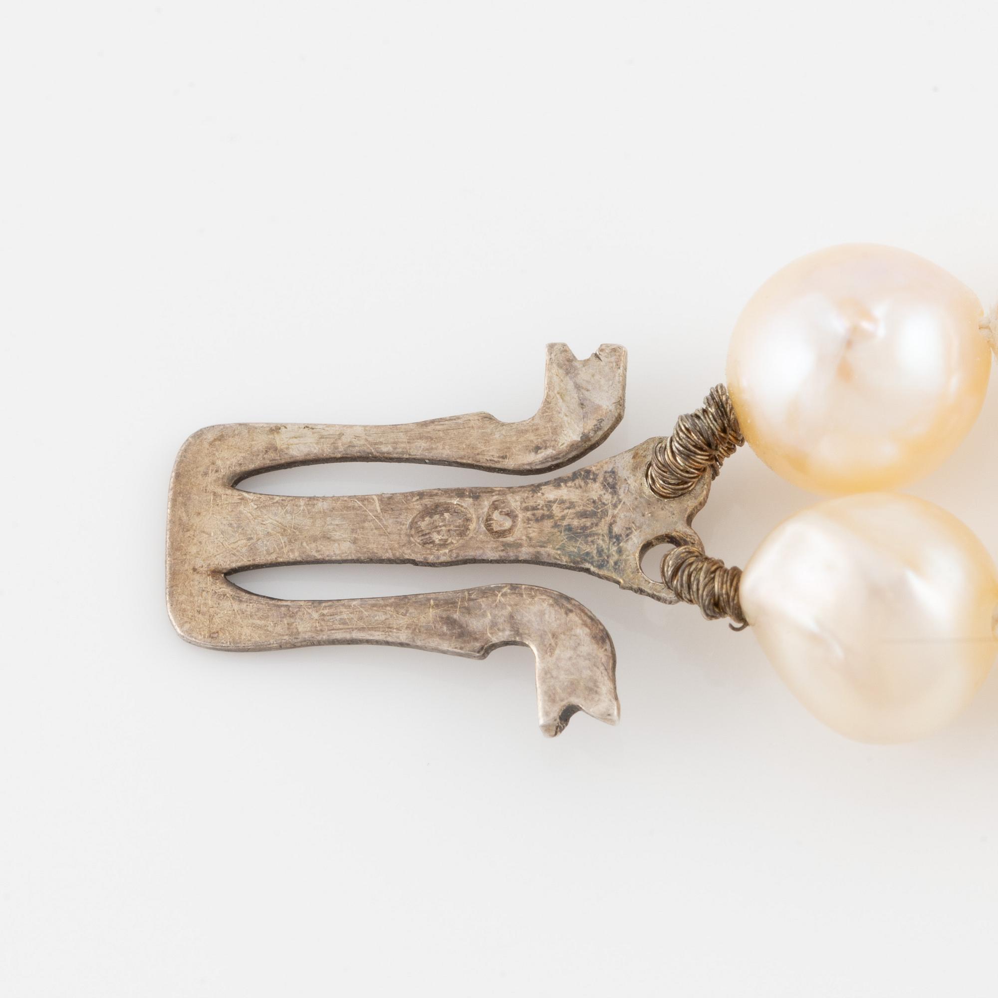 Pearl necklace, double-stranded with cultured pearls, with a clasp of silver set with pastes.