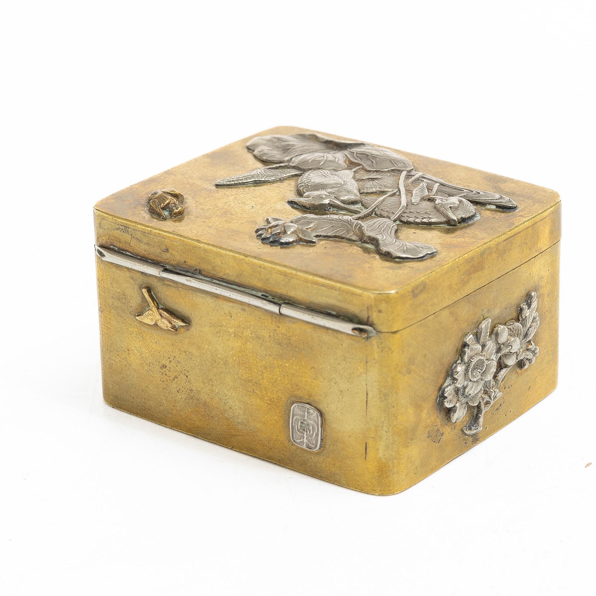 A small Japanese gilt copper box with cover and a porcelain dish, 19th century.