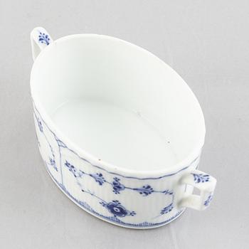 A 'Blue Fluted Plain' / 'Musselmalet' porcelain sugar box with cover, model 434, 1898-1923.