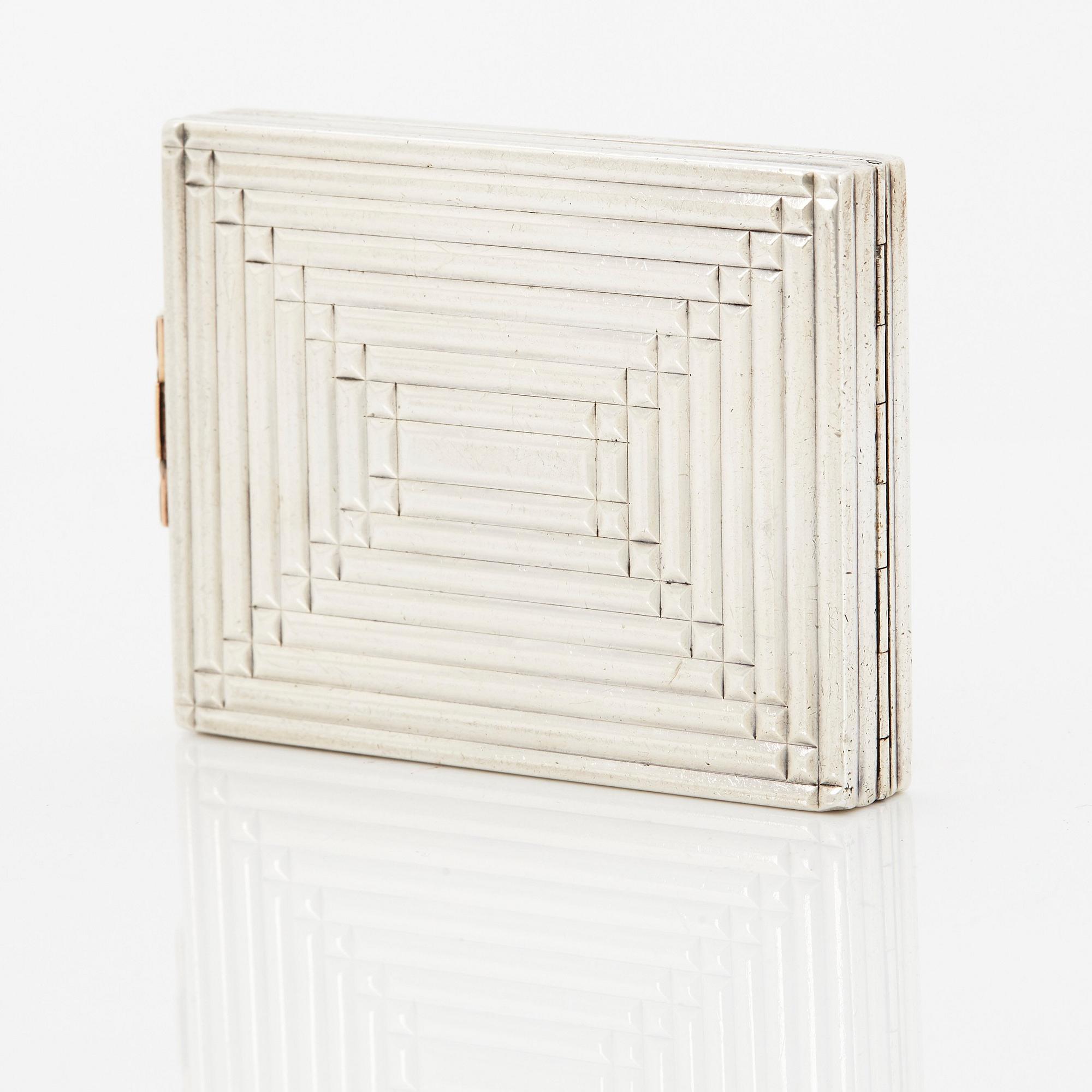 Boucheron puderdosa silver med fasettslipade rubiner.