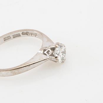 Solitaire ring in 18K white gold with a round brilliant-cut diamond.