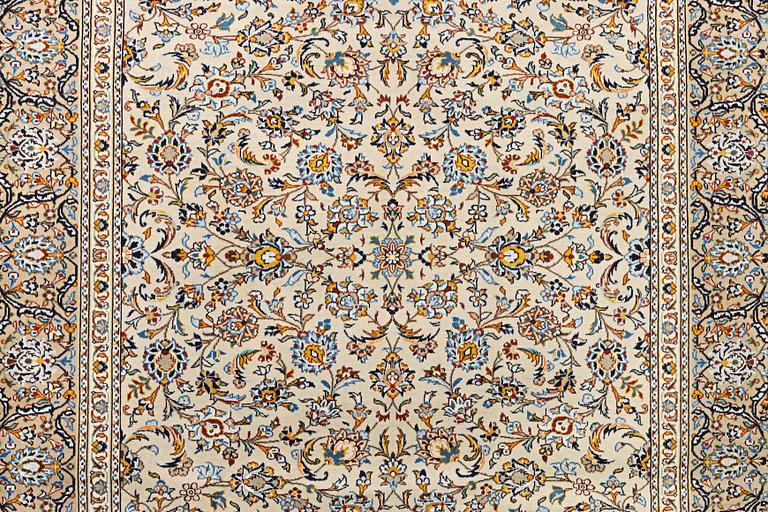 A Kashan carpet, c. 337 x 245 cm.