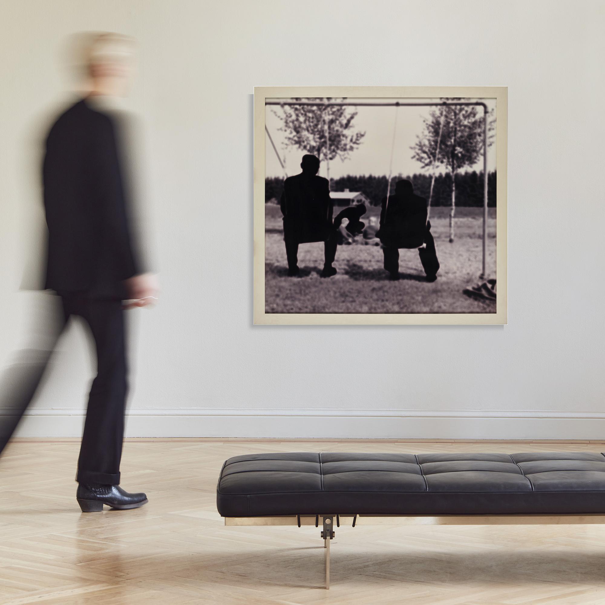 Maria Miesenberger, 'Utan titel (Männen i gungan)', 1996.