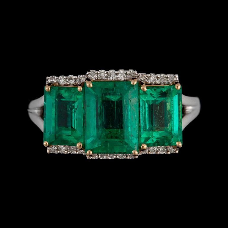 An emerald and brilliant-cut diamond ring. Total carat weight on emeralds 4.04 cts. Carat weight on diamonds 0.14 ct.
