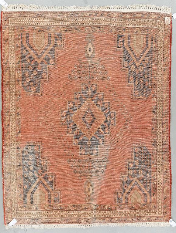 MATTA, orientalisk. Möjligen semiantik. Ca 216x167 cm.