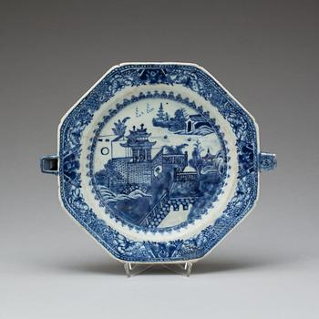 VÄRMETALLRIK, porslin. Kina, Qianlong (1736-95).