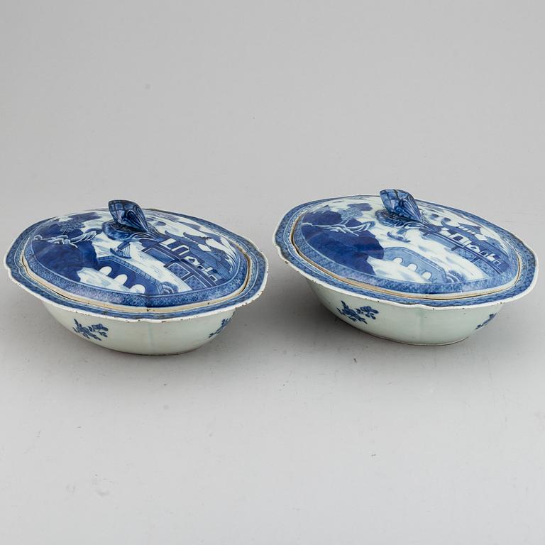 A pair of blue and white porcelain tureens with covers, Qing dynasty, Jiaqing.