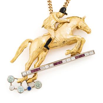 494. Hänge i form häst 18K guld med baguetteslipade diamanter och färgstenar samt emaljdetaljer.