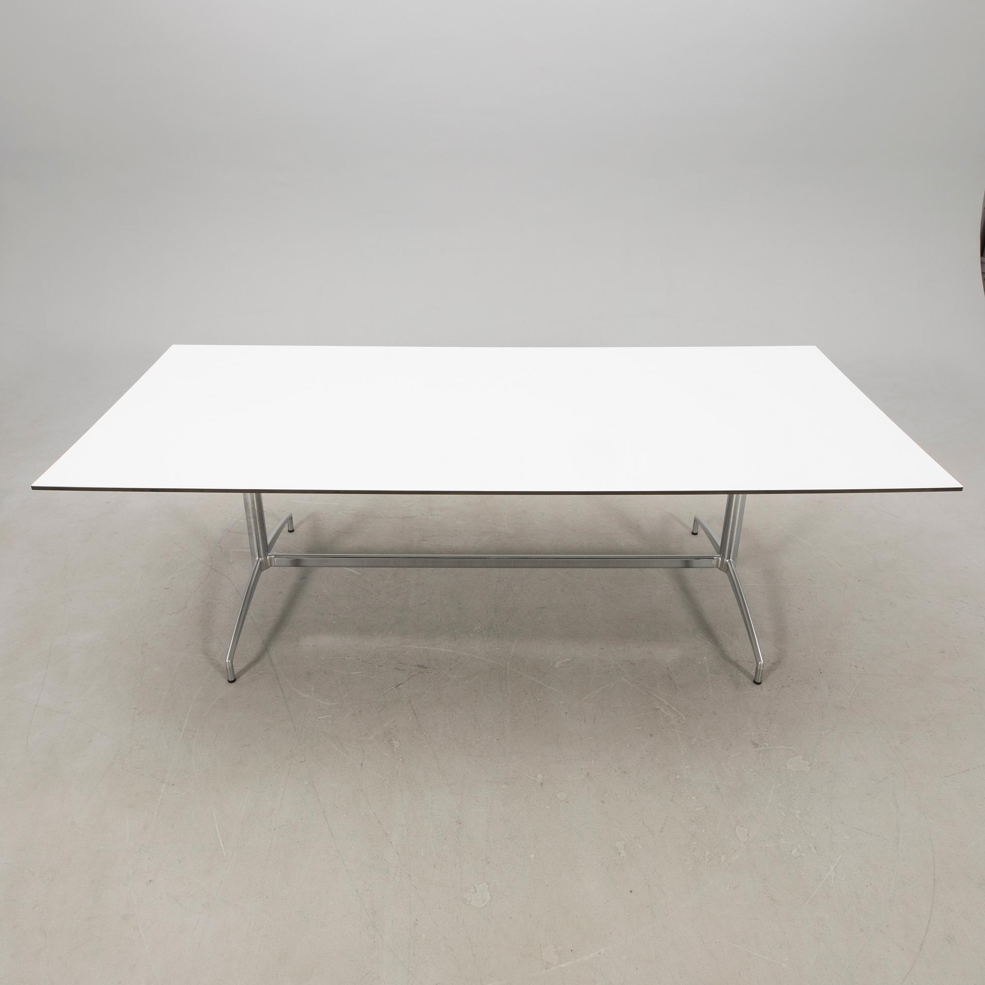 Pensi Design Studio, matbord, "Carma" för Akaba.