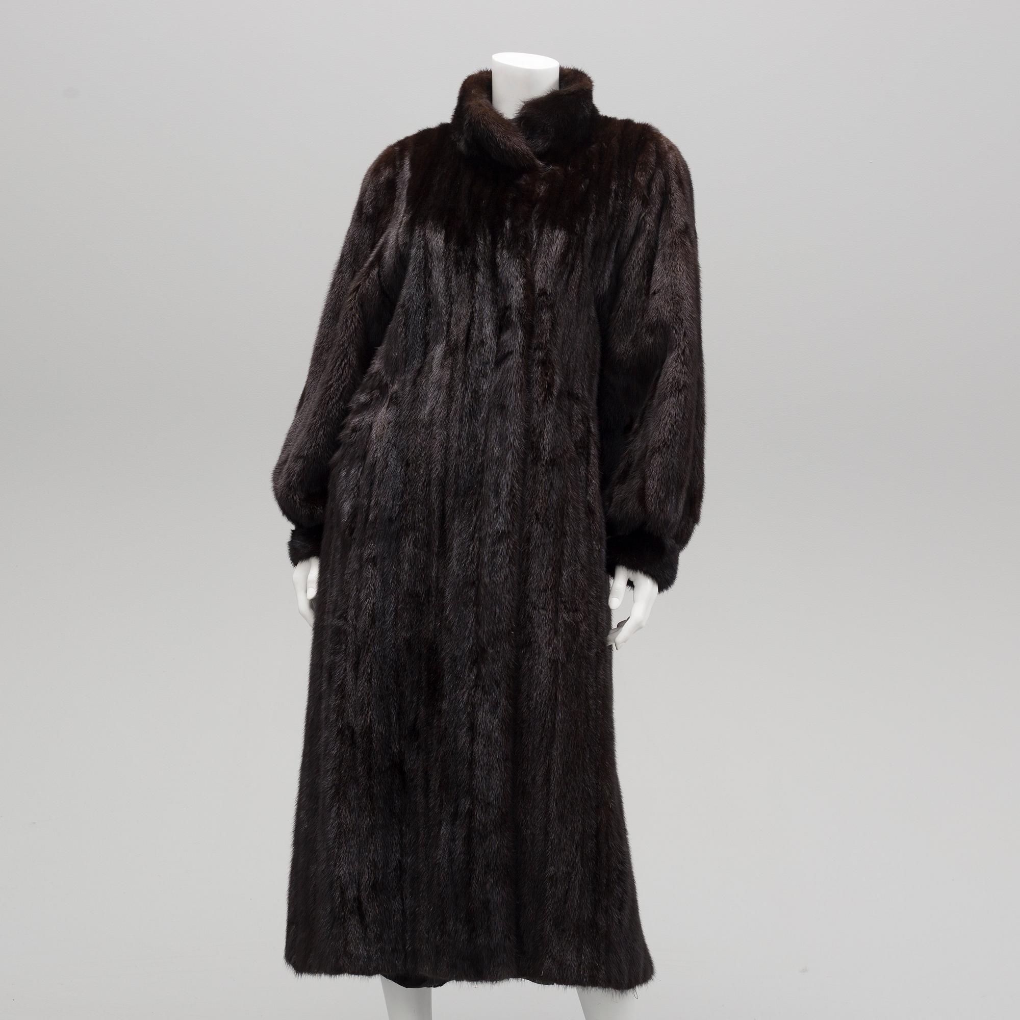 A mink fur coat from Saga Mink, Karl Lindblom, circa size M.