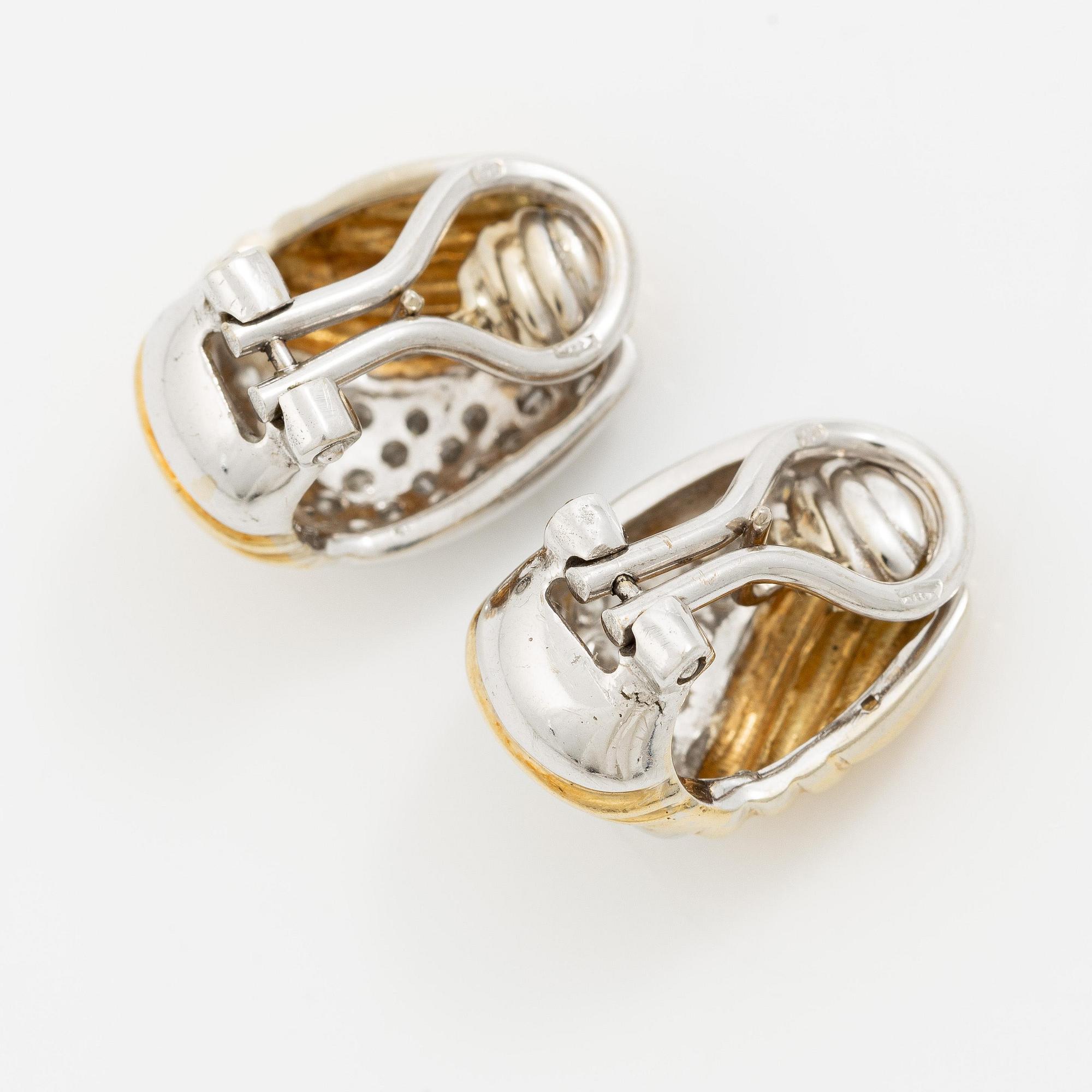 Ett par örhängen 18K guld och vitguld med runda briljantslipade diamanter.