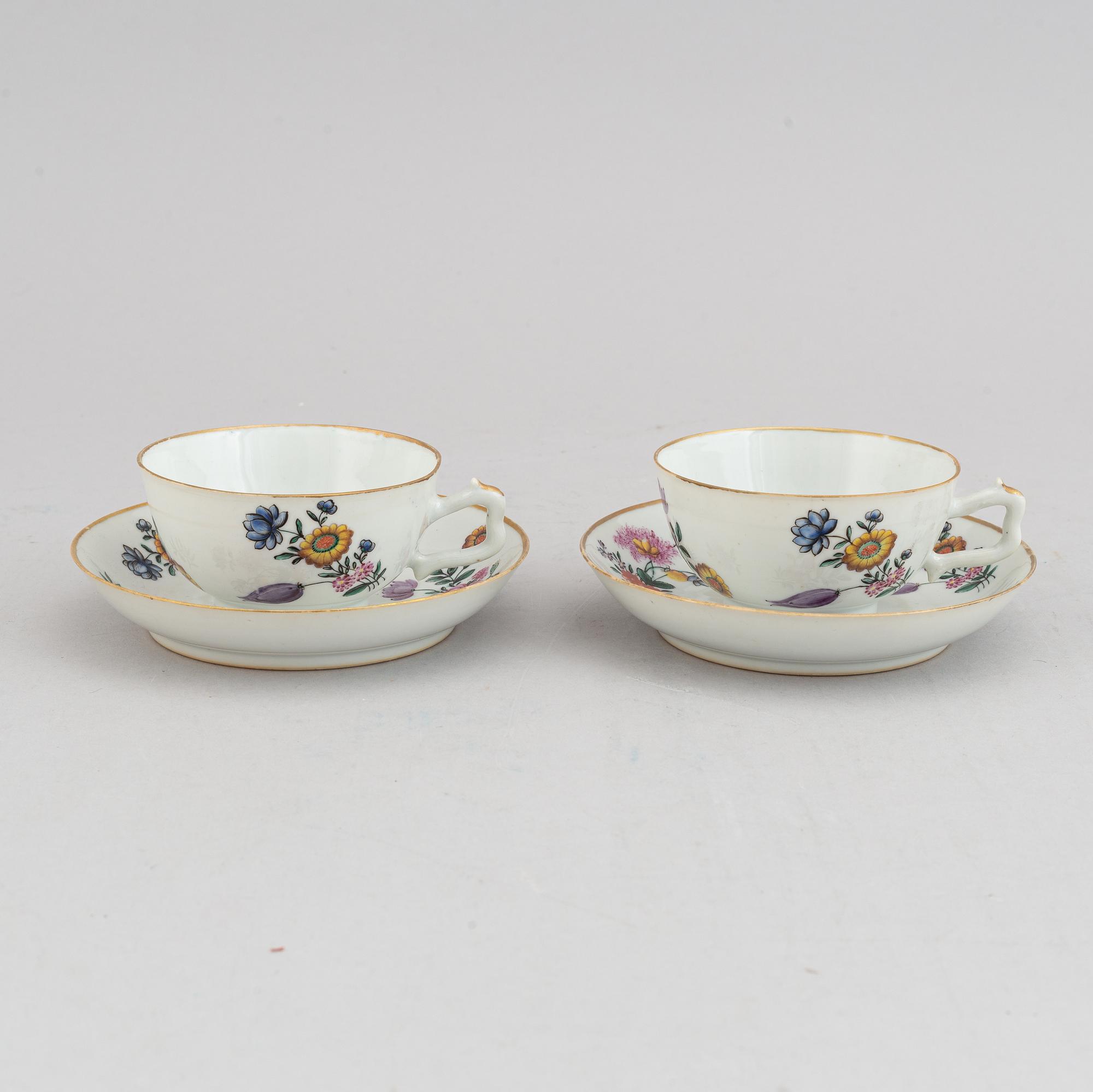 Four cups with six (4+2)dishes, Qing dynasty, 18th century.