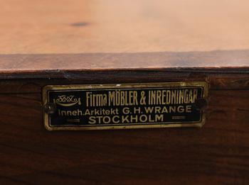 KLÄDSKÅP, 1900-talets första hälft.