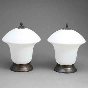 TAKLAMPOR, ett par, 1900-talets början. Metall och opalglas.