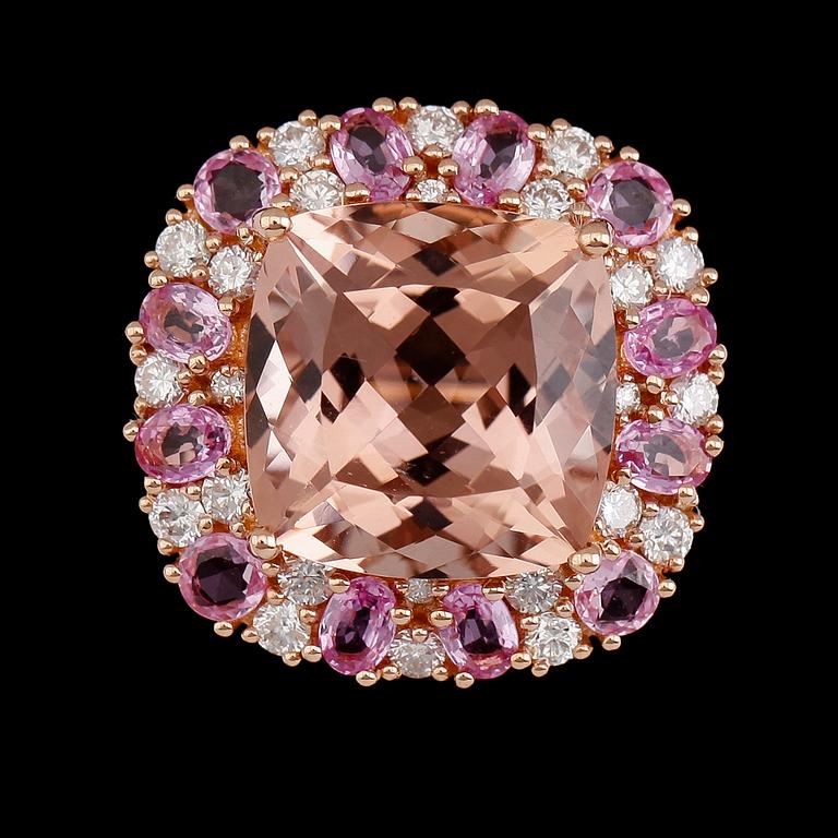 RING, 18 k roséguld, morganit ca 11.85 ct, 12 rosa safirer ca 2.10 ct, 24 briljantslipade diamanter tot ca 0.98 ct.