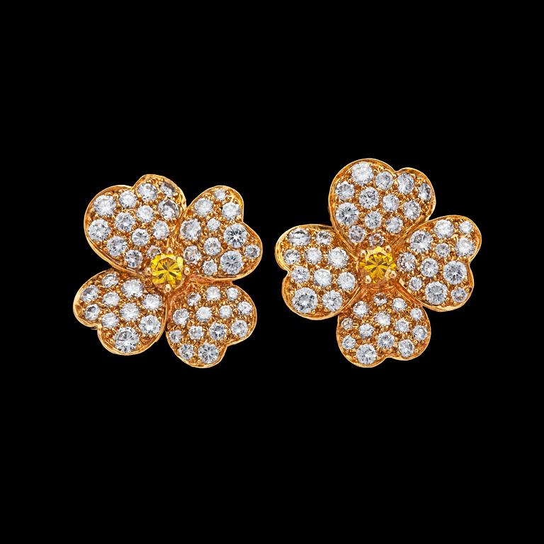 ÖRHÄNGEN, Van Cleef & Arpels, 'Cosmos', briljantslipade vita och Fancy gula diamanter, tot. 3.50 ct, Genève 1985.