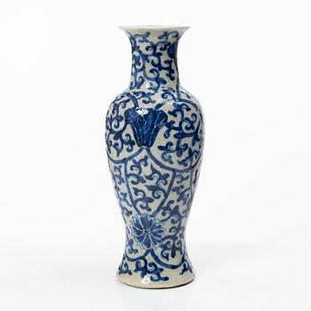 Vas, porslin. Sen Qingdynasti.