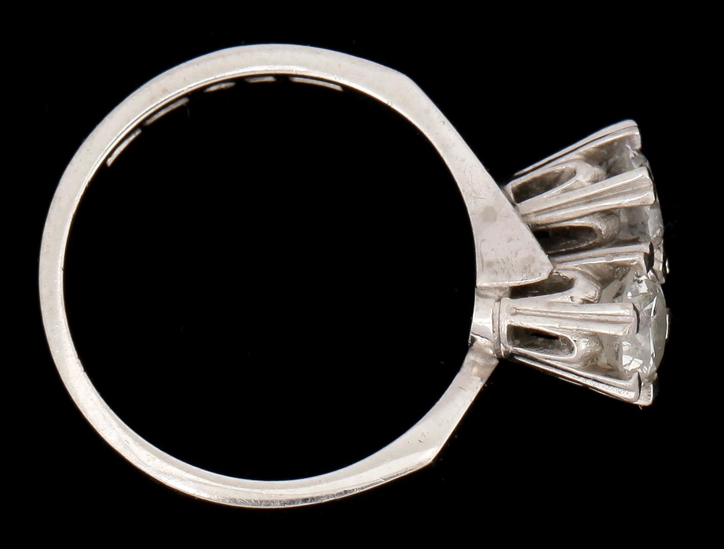 RING, sk syskonring, 18k vitguld med gammalslipade diamanter tot ca1,00ct. Vikt 4,8g.