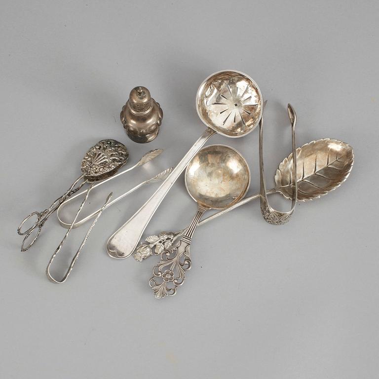 PARTI SILVER, 9 delar, bland annat en ströare, otydliga stämplar 1793. Totalvikt ca 393 gram.