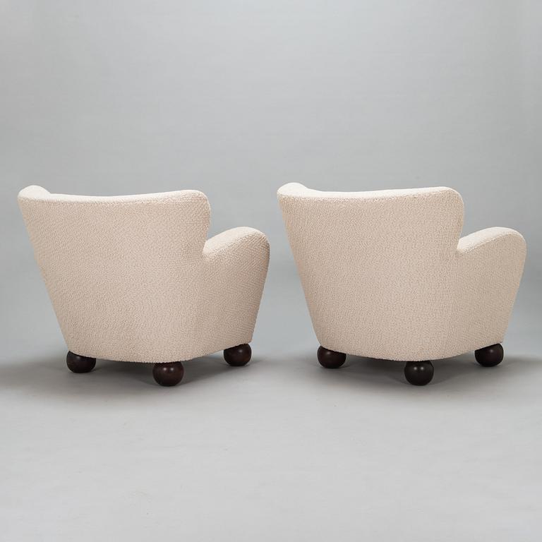 A pair of mid-20th-centuy armchairs.