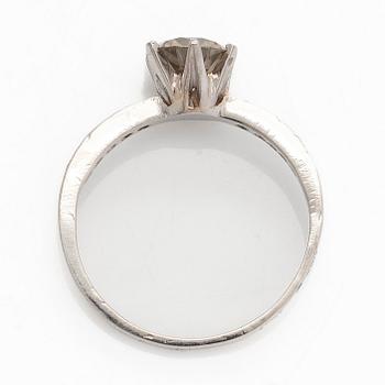 Ring, platina med en gulaktig diamant.