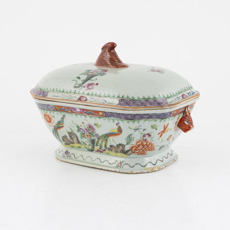 A porcelain tureen with lid, China, Qing Dynasty, Qianlong (1736-95).