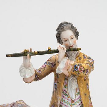 Figurin, porslin, Volkstedt, Tyskland 1900-talets mitt. Bredd 40 cm.