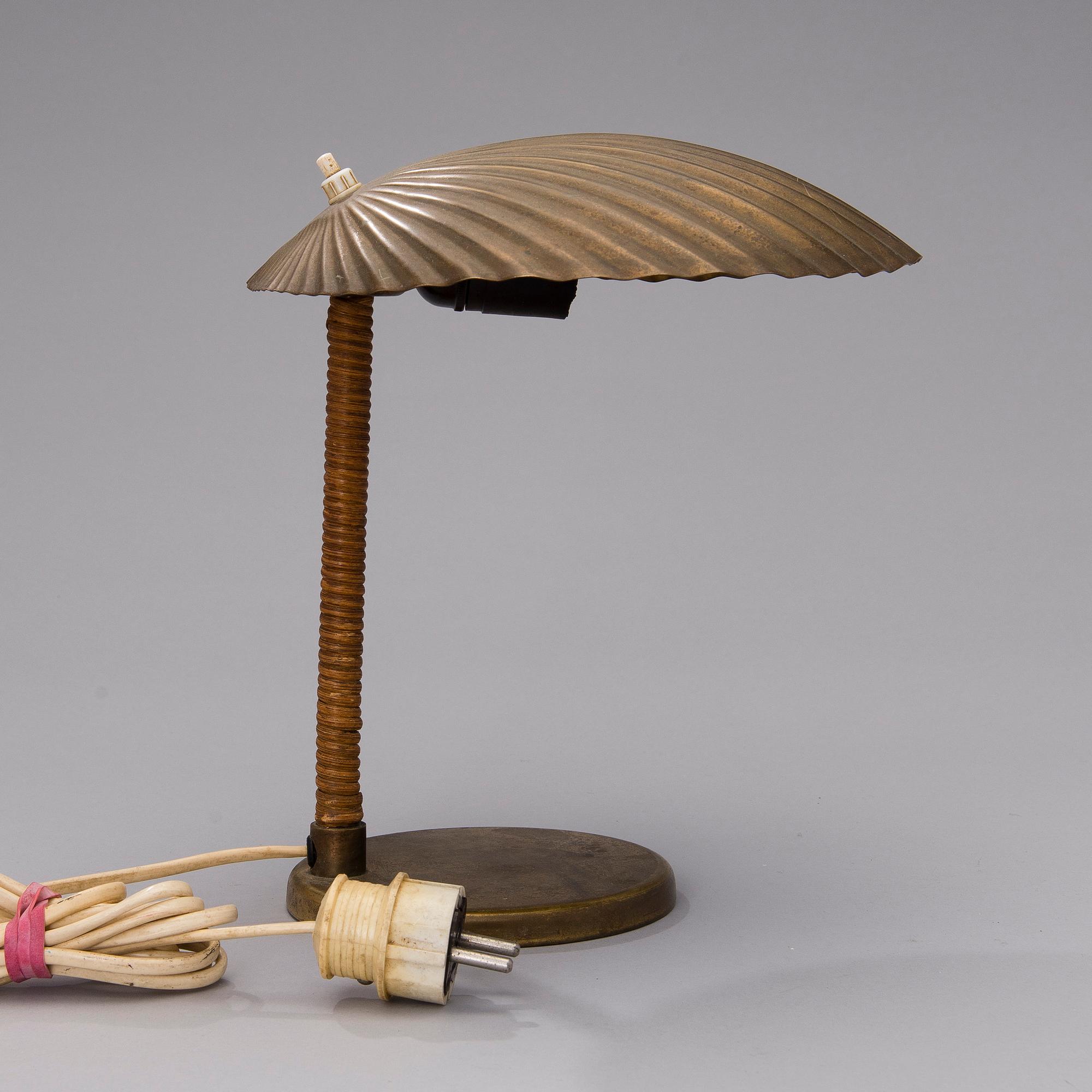 PAAVO TYNELL, BORDSLAMPA. Snäcka. Tillverkad av Taito Oy. Formgiven 1938/39.