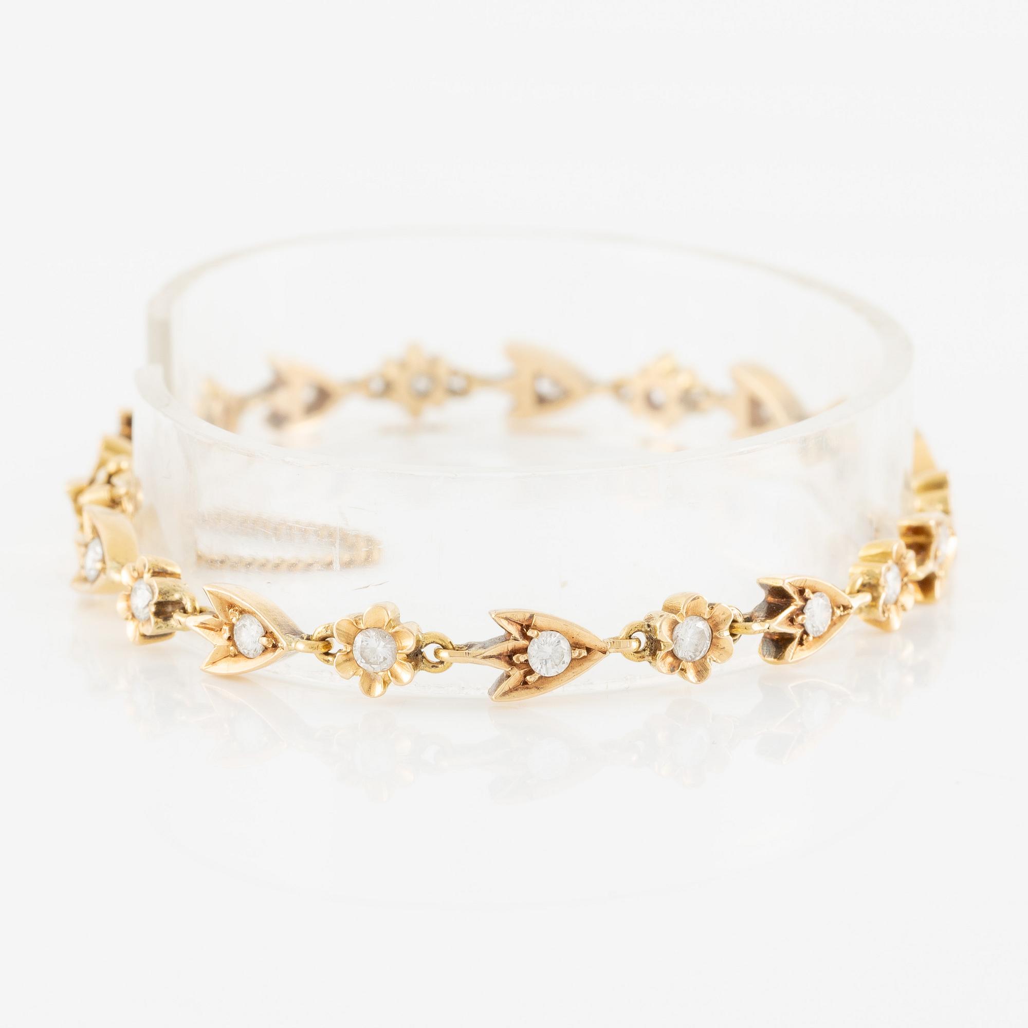Bracelet 18K gold with round brilliant-cut diamonds.