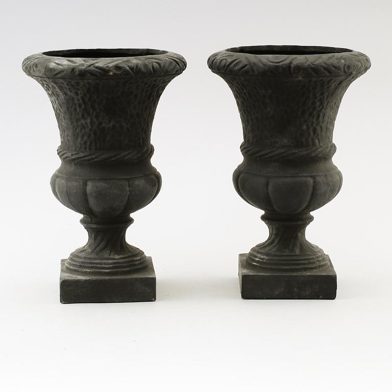 TRÄDGÅRDSURNOR, 1 par, gjutjärn, 1900-/2000-tal.