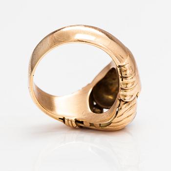 A 14K gold ring with diamonds ca. 0.12 ct in total.