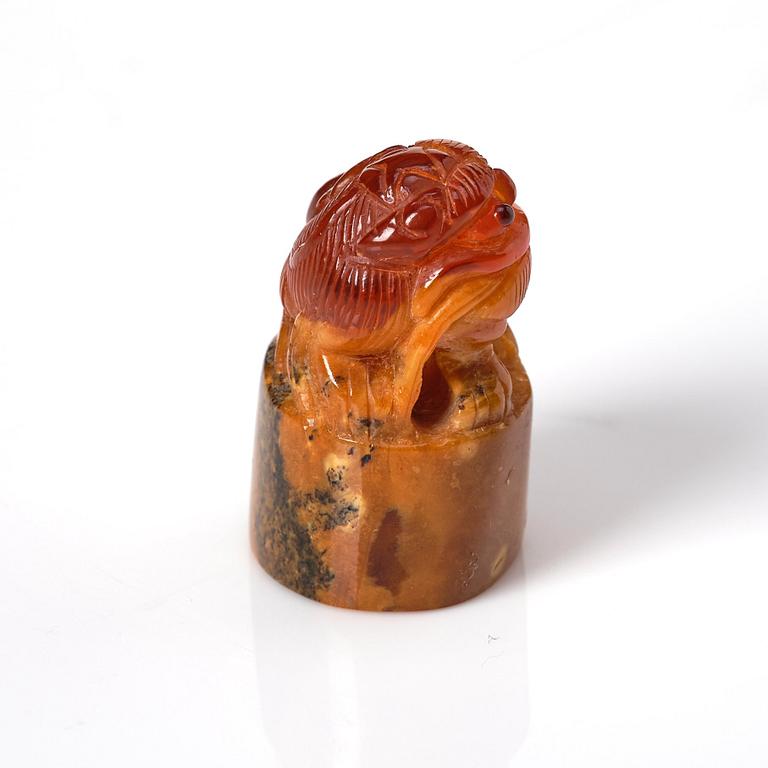 An amber brush washer and three miniature figurines, China, late Qing/early 20th Century.