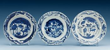 1682. Three blue and white ´kraak´dishes, Ming dynasty, Wanli (1573-1619).