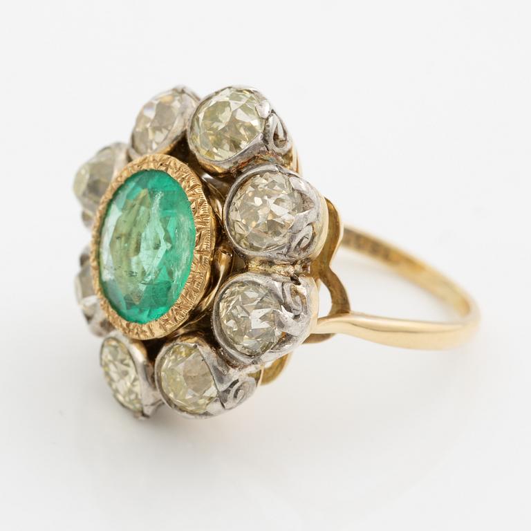 Ring, cocktailring, 18K guld och platina med smaragd och gammalslipade diamanter, medföljande report.