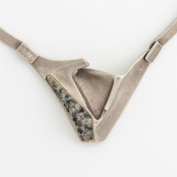 Lapponia collier sterlingsilver med granit "Cormoran", design Björn Weckström, 1990.