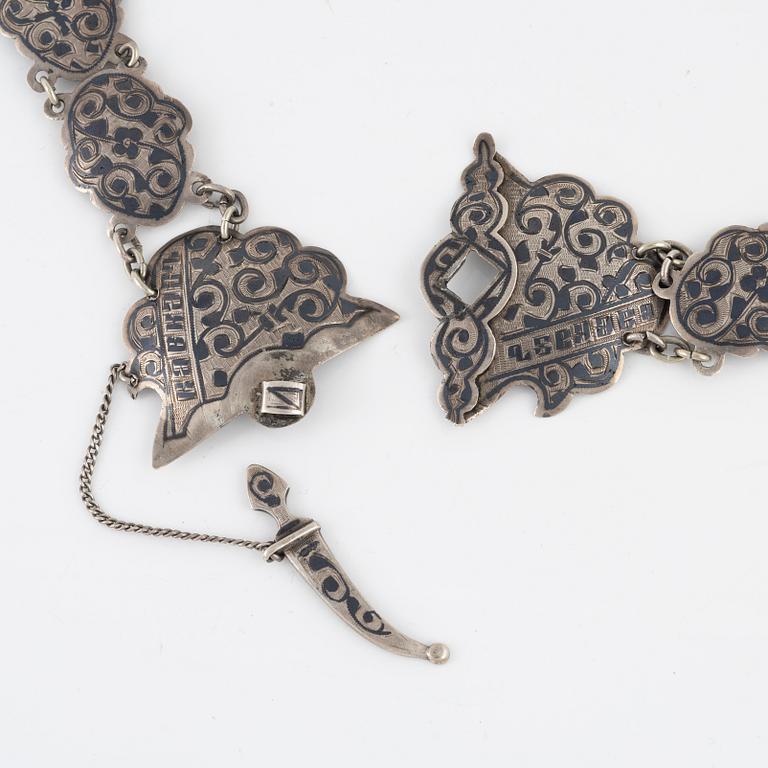 Skärp samt hänge, silver, omkring år 1900.