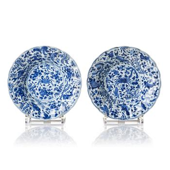 993. A pair of blue and white dishes, Qing dynasty, Kangxi (1662-1722).