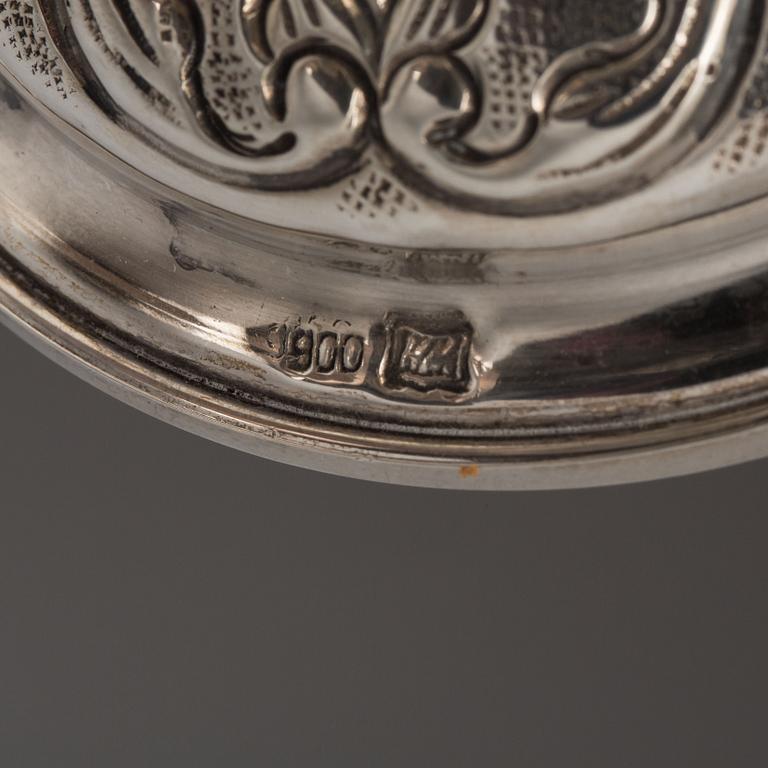 URNA MED HÄNKLAR, silver 900. Utländska stämplar. Vikt ca 298 g.