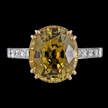 1061. RING, fasettslipad chrysoberyll och briljantslipade diamanter, tot. ca 0.20 ct.