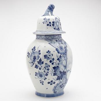 URNA, porslin, Delft, 1900-tal.