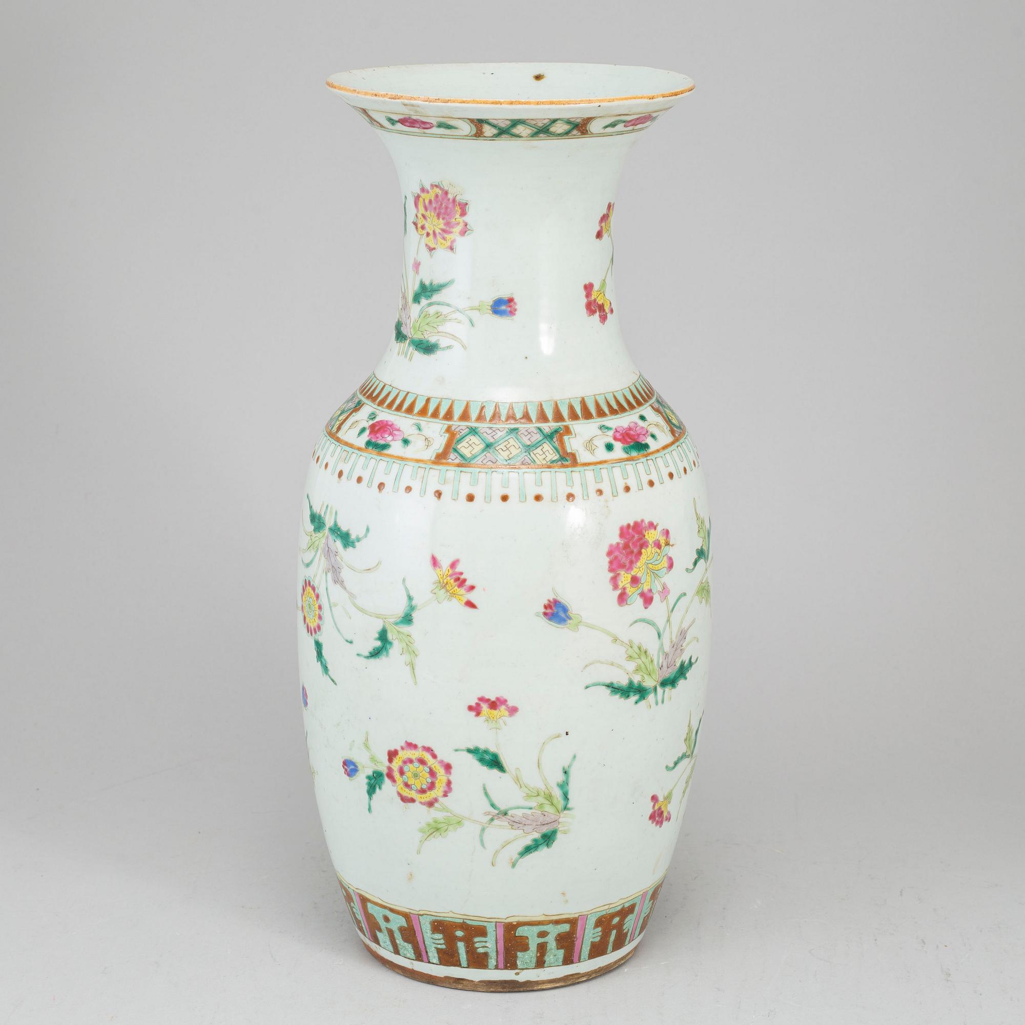A famille rose vase, Qing dynasty, late 19th century.