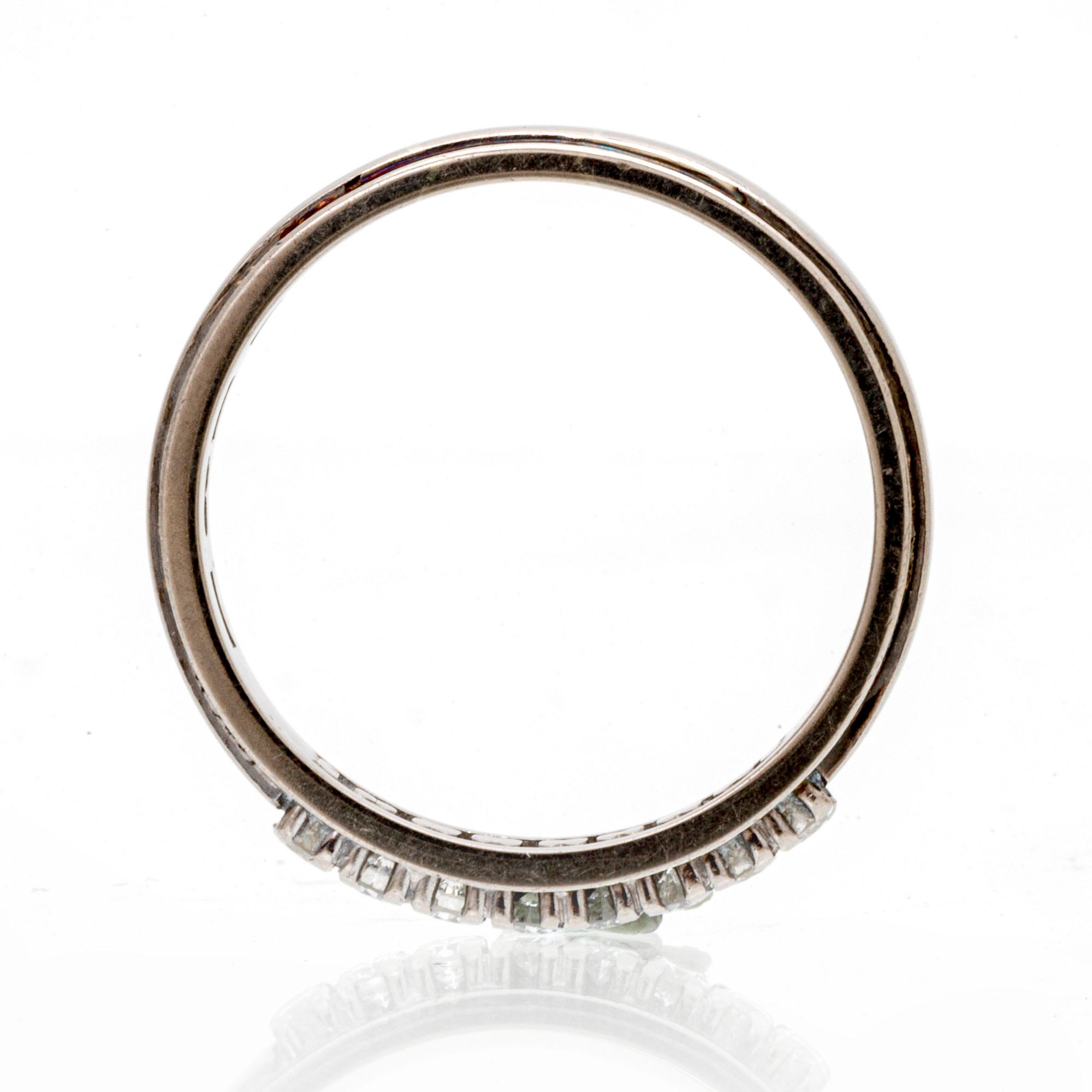 An 18K white gold ring with brilliant cut diamonds.