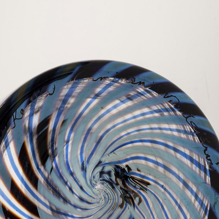 VAS, filigranglas, signerad Kerttu Nurminen, Nuutajärvi. Pro Arte, Iittala.