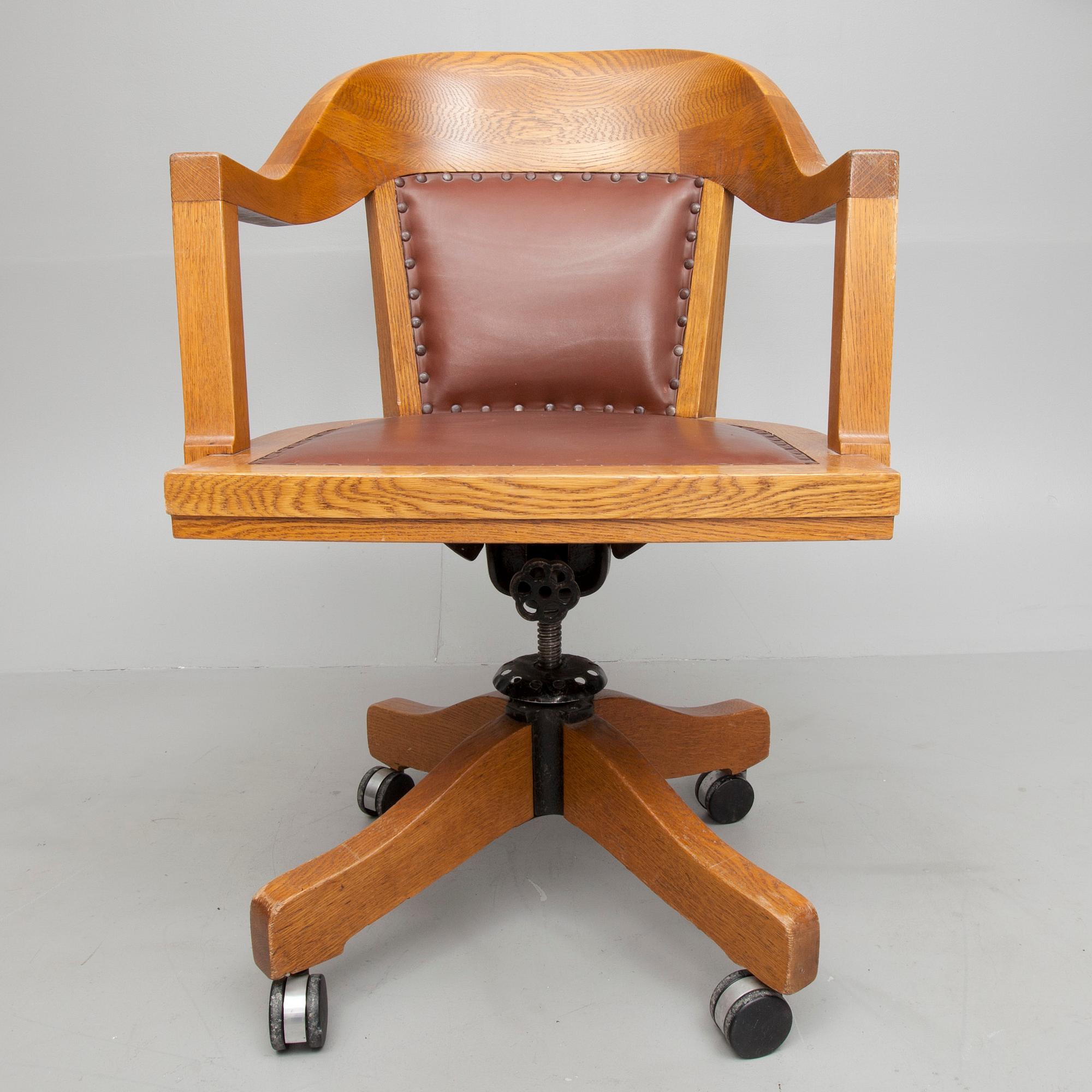 SKRIVBORDSSTOL, brännstämplad samt etikettmärkt Billnäs, 1900-talets början.