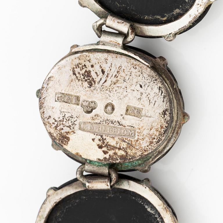 Collier silver med stora fasettslipade svarta stenar.