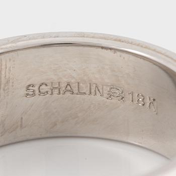 Ring, Schalins, 18K vitguld med ovalslipad diamant och briljantslipade diamanter.