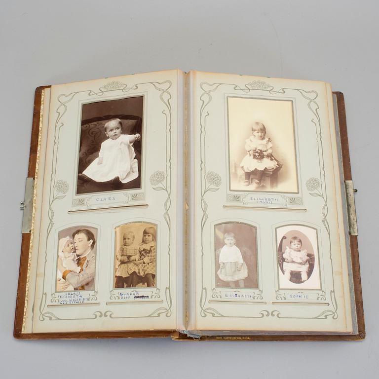 FOTOALBUM, innehållande 65 kabinettfotografier, 1900-talets början.