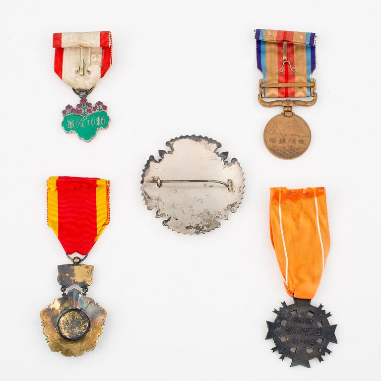 ASIATISKA ORDNAR OCH MEDALJER, 5 st, bla Order of the rising Sun, Japan.