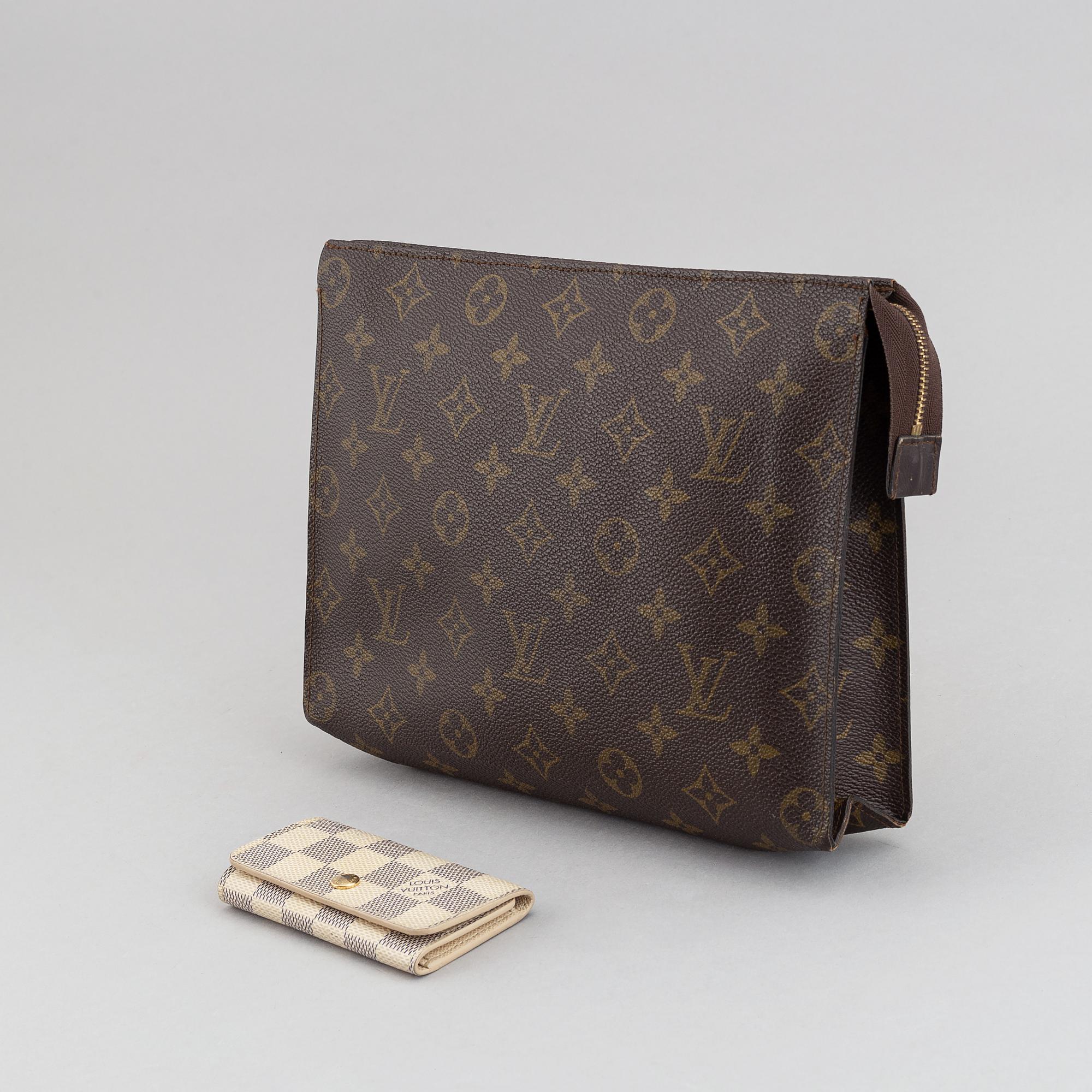Louis Vuitton, neccessär samt nyckelhållare.
